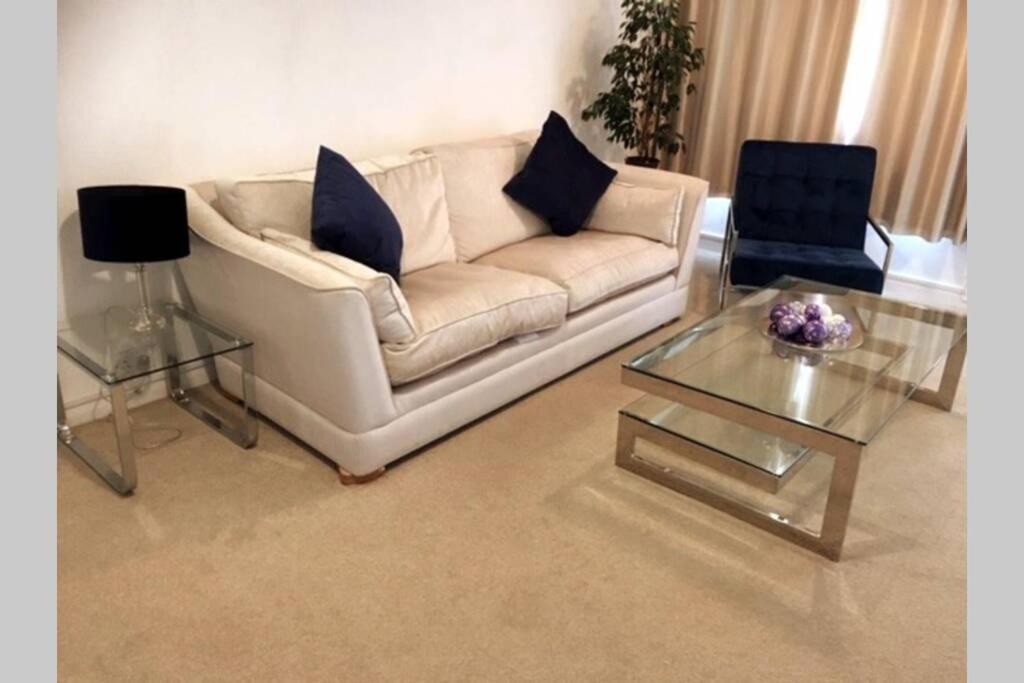 Kb99 Comfy 2 Bedroom House In Horsham, Pets Very Welcome With Easy Links To London And Gatwick Exterior photo