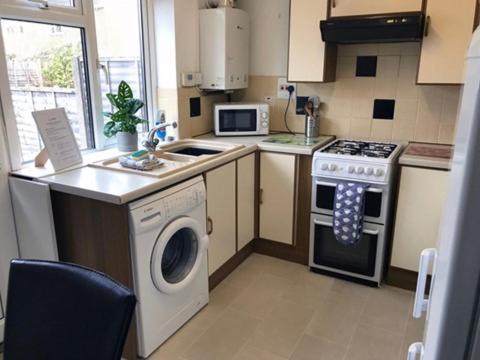 Kb99 Comfy 2 Bedroom House In Horsham, Pets Very Welcome With Easy Links To London And Gatwick Exterior photo