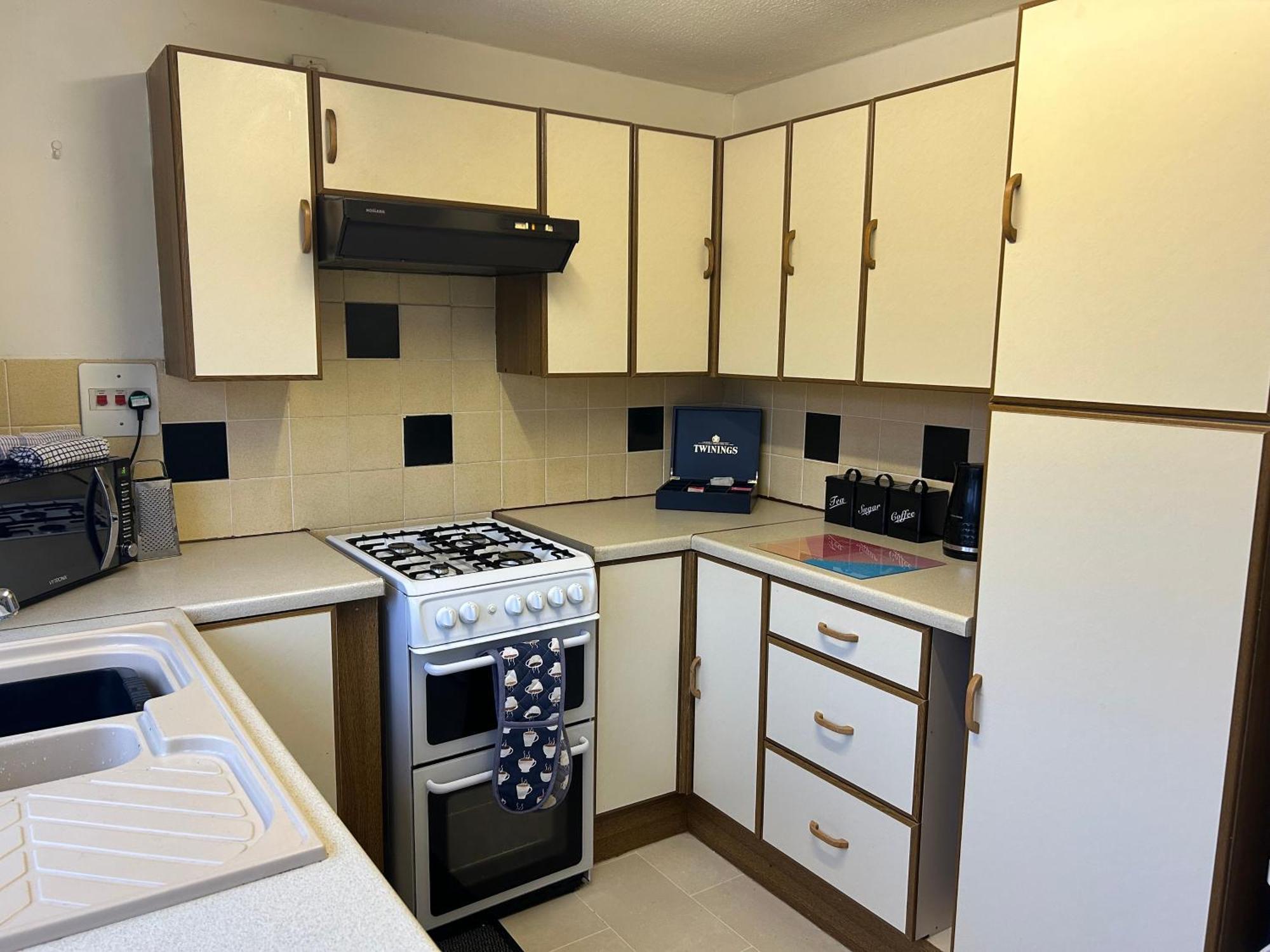 Kb99 Comfy 2 Bedroom House In Horsham, Pets Very Welcome With Easy Links To London And Gatwick Exterior photo